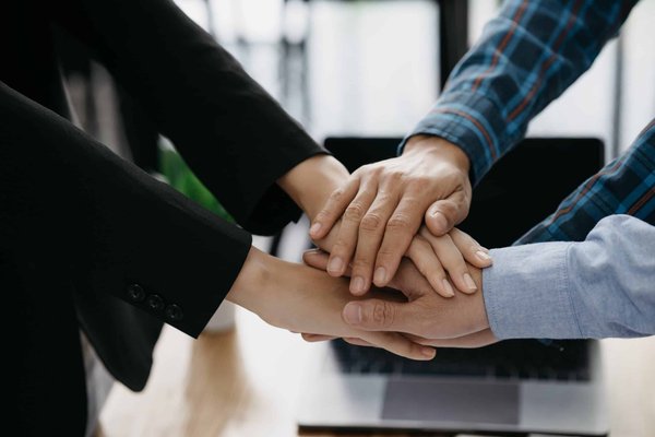 Quels exercices de coordination sur slackline peuvent améliorer l'équilibre des pratiquants de surf ?